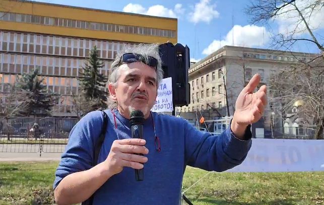 Цветан Томчев на протест пред БНР