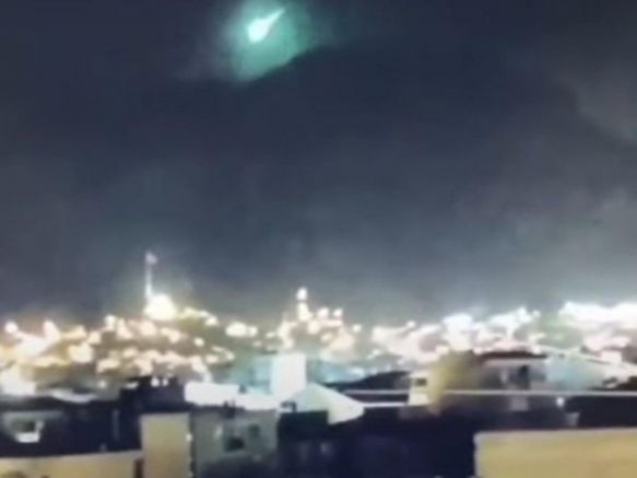 Метеорит падна в югоизточната част на Турция горящи фрагменти се