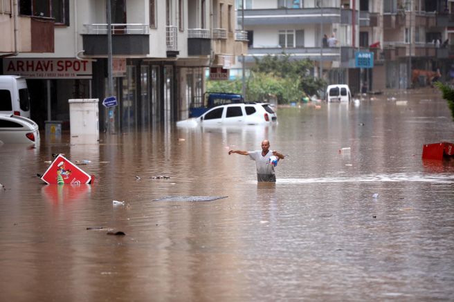 Проливни дъждове предизвикаха наводнения в турската столица Анкара и превърнаха