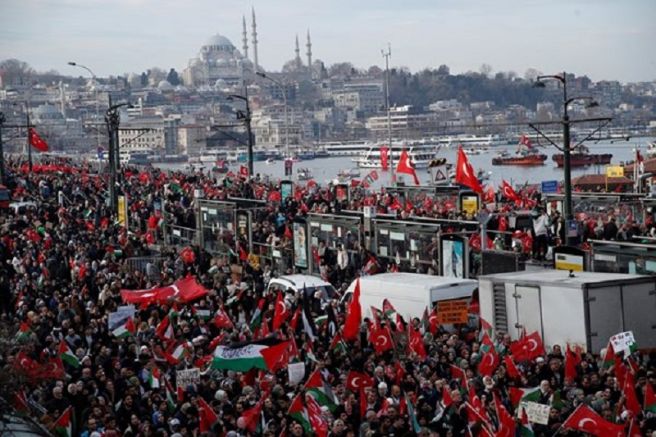 Хиляди хора се събраха в джамиите на турския мегаполис Истанбул