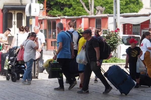 Украински граждани започнаха да се изнасят от хотелите в Слънчев
