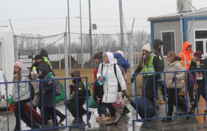 Бежанците от Украйна, които бяха настанени в Белодробната болница, остават