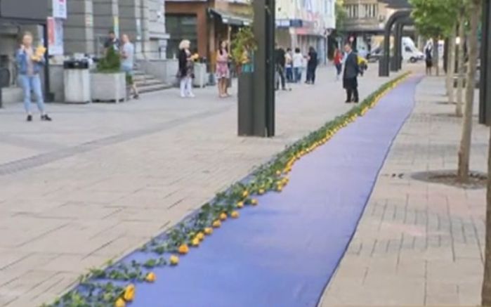 На столичния площад „Славейков“ е опънат 100-метров син плат, върху
