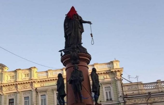 Неизвестни лица заляха с червена боя паметника на руската императрица