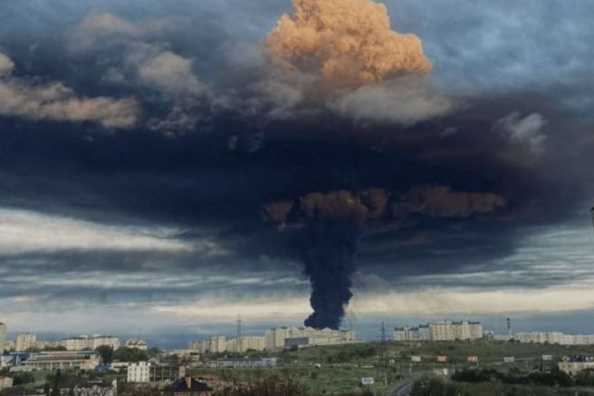 Мощни взривове разтърсиха окупирания от руснаците Кримски полуостров съобщи Униан Огромен