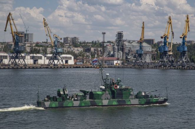 Подкрепяните от Русия сепаратисти са конфискували два плаващи под чужд флаг