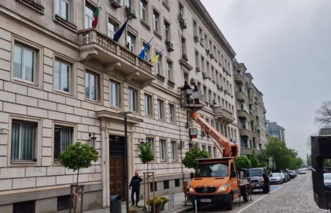 Активисти на партия „Възраждане“ свалиха украинския флаг от сградата на