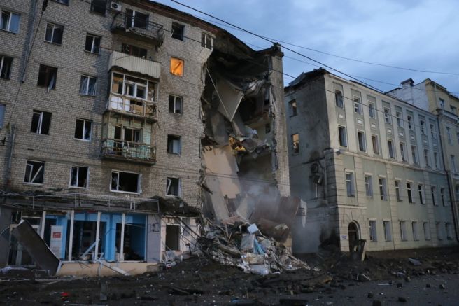Шестетажен жилищен блок в Харков е частично разрушен от попадение