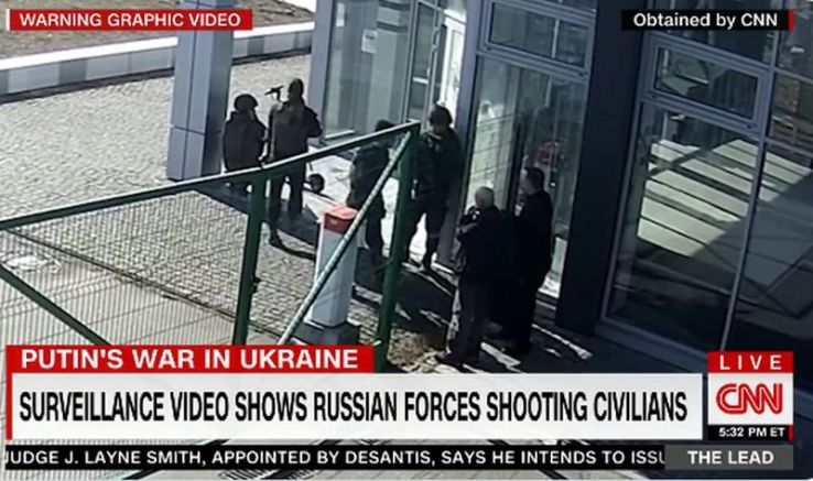 Телевизионният канал CNN публикува кадри показващи как руски военни убиват