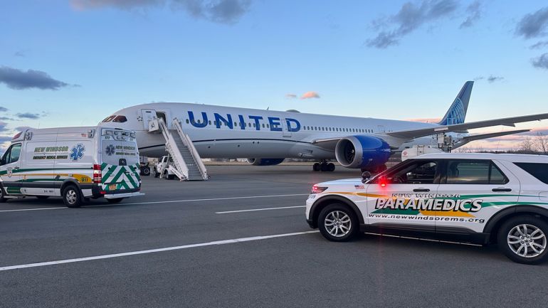 Пътнически самолет Боинг 787 кацна аварийно на летище край Ню