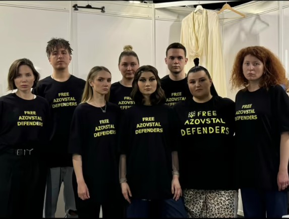 Организаторите на Евровизия 2024 глобиха украинската делегация заради фланелките с
