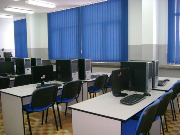Поне 50 училища в София са получили тази сутрин имейли