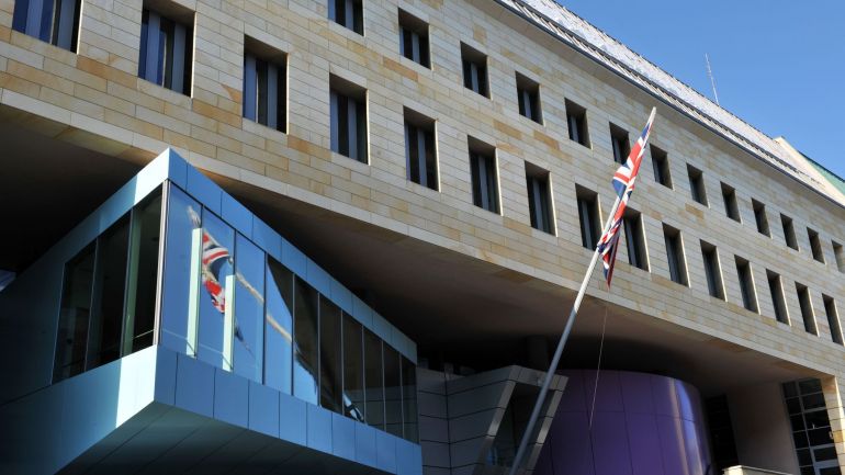 Охранител в британското посолство в Берлин заподозрян в шпионаж в