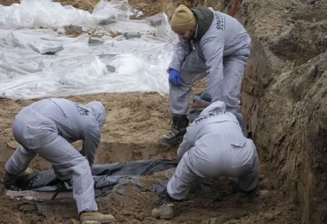 Украинските власти съобщиха снощи, че са ексхумирали телата на десетки