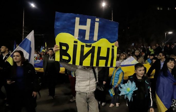 Кадър от шествието, вляво е знамето на протестираща Русия