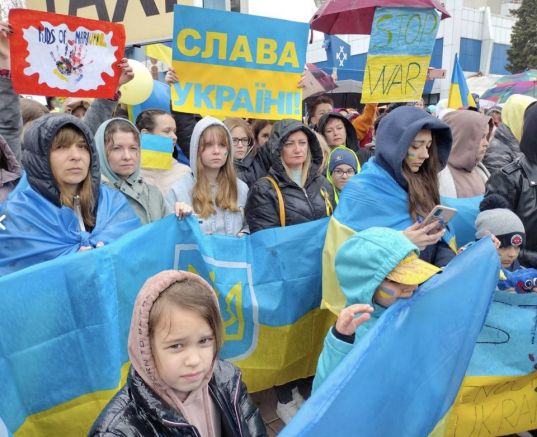 Дъждът не спря хиляди украинци с техните деца, които се