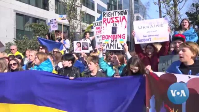 Украинци се събраха на митинг пред сградата в която днес