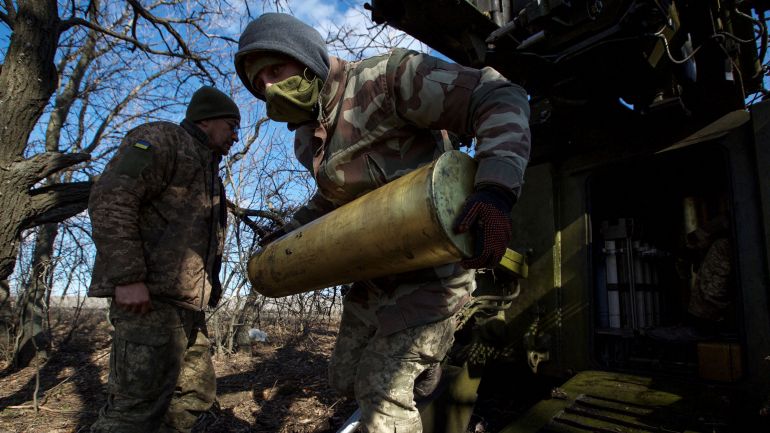 Украйна ще изпрати допълнителни подкрепления към Бахмут, а руският военен
