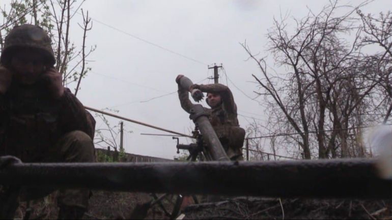Войници на украинските въоръжени сили държат позиции на левия бряг