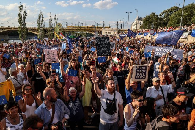 Хиляди участваха в събота в Будапеща в пети пореден ден