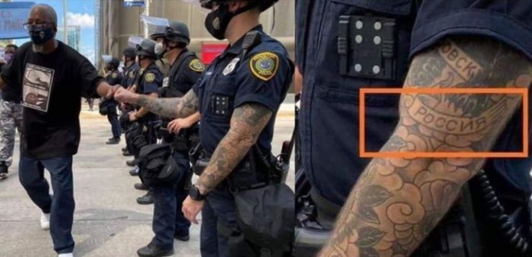 Върху ръката на този щатски полицай е изписано "РОСССЯ"