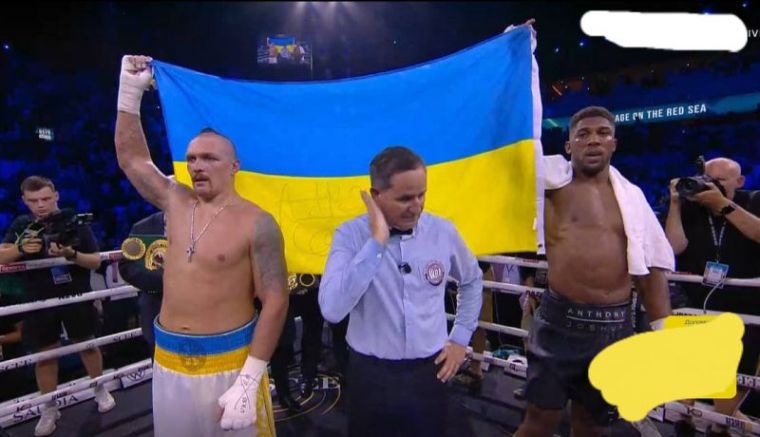 Александър Усик защити шампионските си титли на Международната боксова федерация,