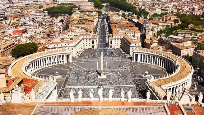 Трибуналът на Ватикана осъди кардинал Анджело Бечиу на пет и