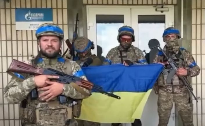 Украински воини записаха видео от руския град Суджа в Курска