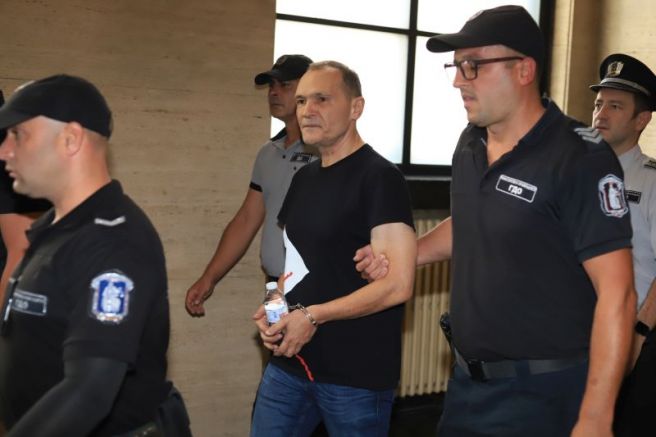 Обвиняемият бизнесмен Васил Божков е имал забрана да се прибере