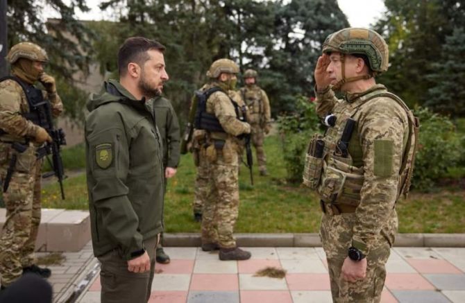 Президентът на Украйна Володимир Зеленски посети освободения град Изюм в