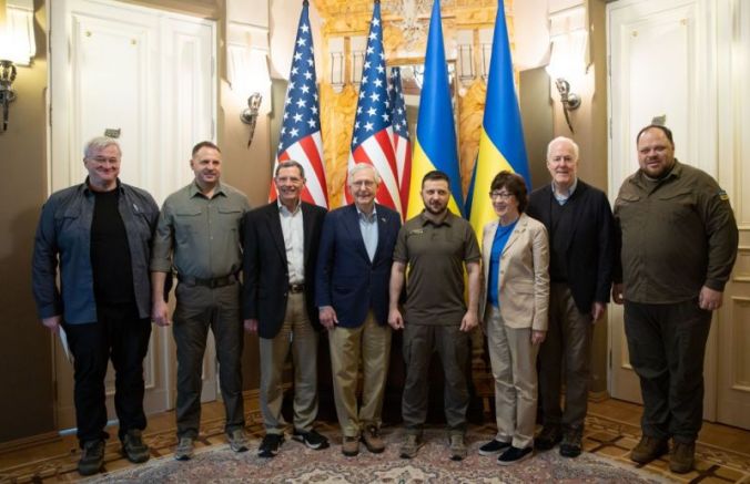 Американски сенатори пристигнаха в Киев и се срещнаха с президента