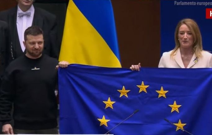 Президентът на Украйна Володимир Зеленски започна словото си пред Европейския