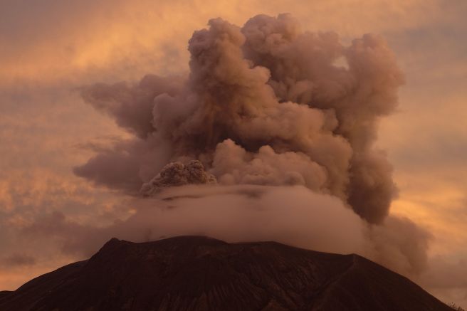 Сутринта изригна вулкан в Източна Индонезия и изхвърли кула от