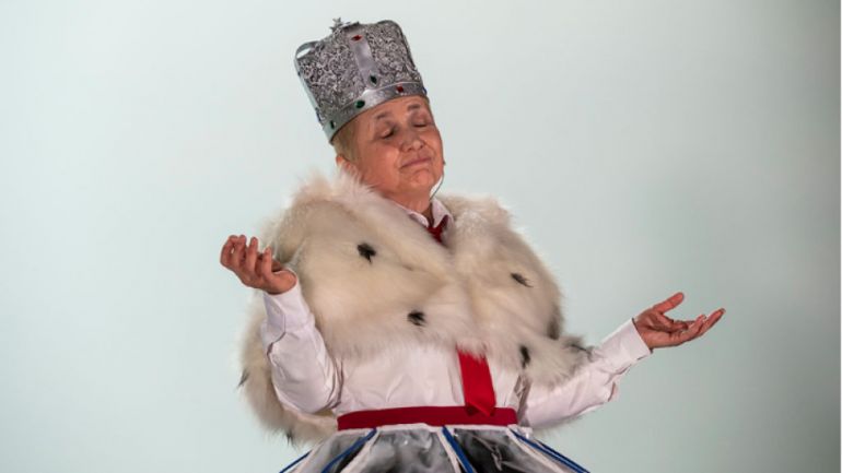 Актрисата Радена Вълканова в ролята на Путин. Снимка: Народен театър "Иван Вазов"