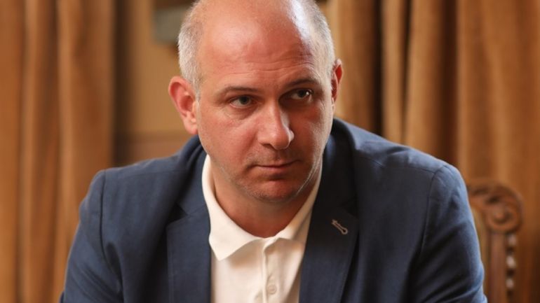 Директорът на Народния театър Васил Василев подаде жалба срещу министъра