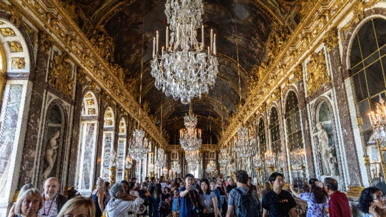 Дворецът Версай евакуира своите посетители и ще бъде затворен днес