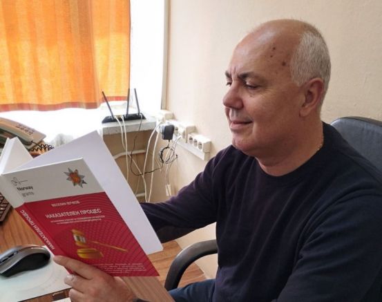 Бившият министър в МВР проф Веселин Вучков написа учебник по
