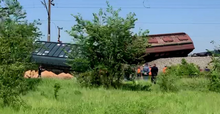 Товарен влак дерайлира на полуостров Крим в резултат на експлозия