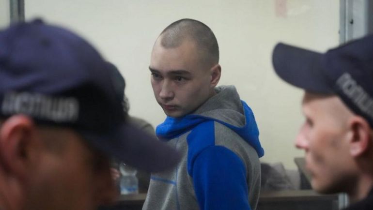 Украинските прокурори поискаха доживотна присъда за първия руски войник съден