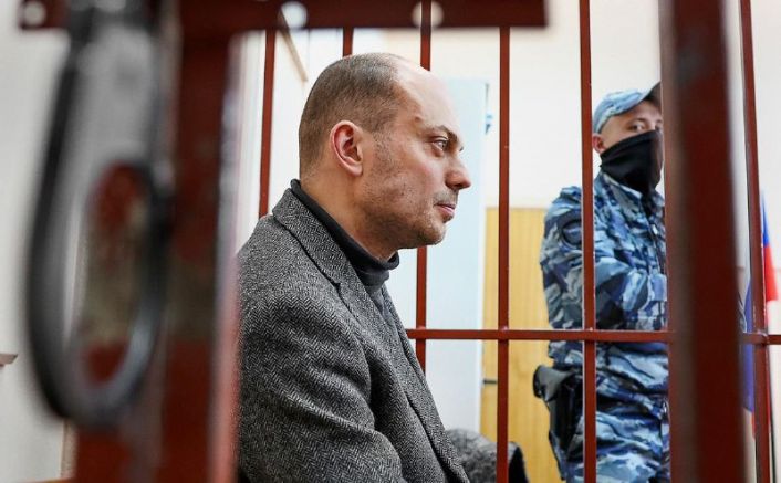 Критикът на Кремъл Владимир Кара Мурза е преместен в затворническа