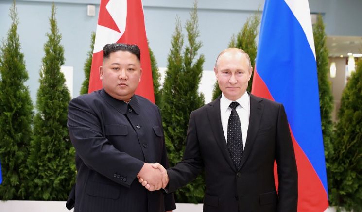 лидерита на Северна Корея и Русия демонстрират приятелство