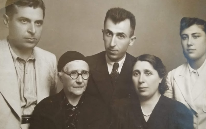 Владимир Воденичаров (правият в средата) със семейството си, личен архив