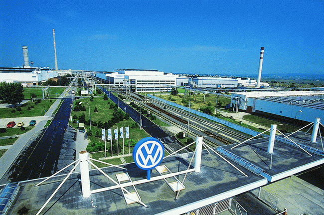 Германският автомобилен производител Фолксваген обмисля да затвори европейски заводи и