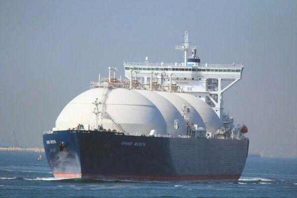 Грийнпийс съобщи че нейни активисти са блокирали разтоварването на танкер