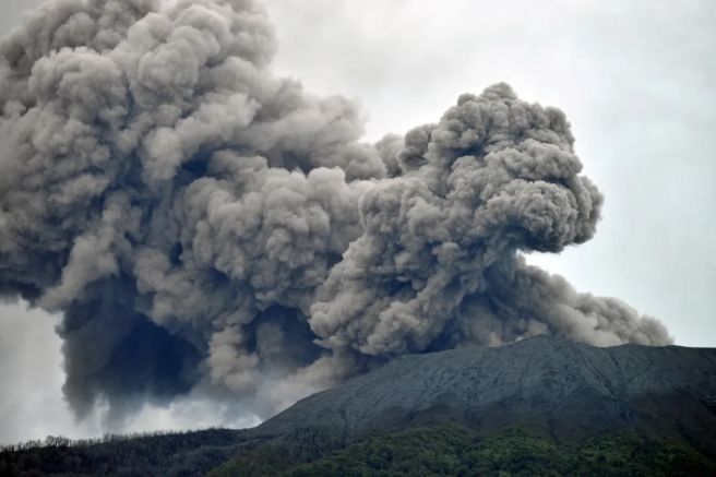 Вулканът Руанг в Индонезия изригна тази нощ озарявайки небето съобщава