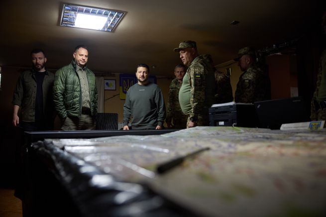 Президентът Володимир Зеленски посети фронтовите райони в Източна Украйна, където