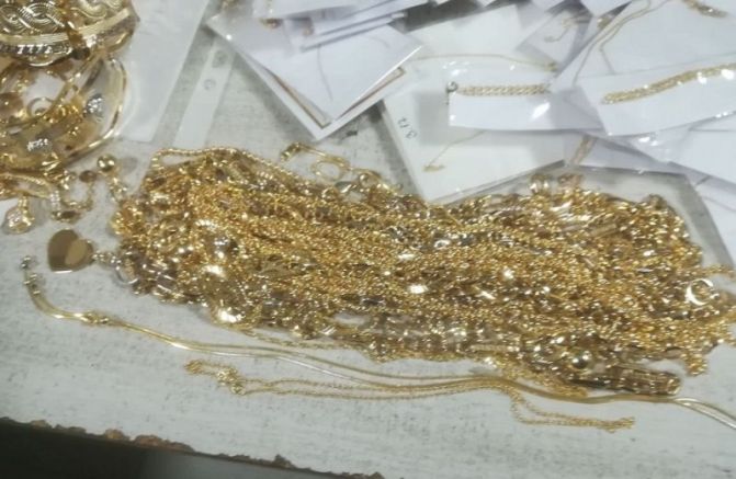Контрабандни златни накити на стойност над 60 000 лева задържаха