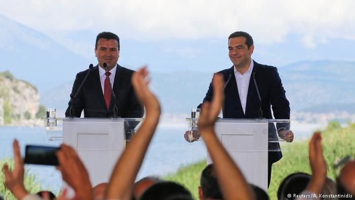Снимка: Reuters        Премиерите на двете страни Заев и Ципрас при подписването