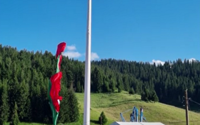Вчера беше поставено знамето на скандалния 111-метров пилон на Рожен.