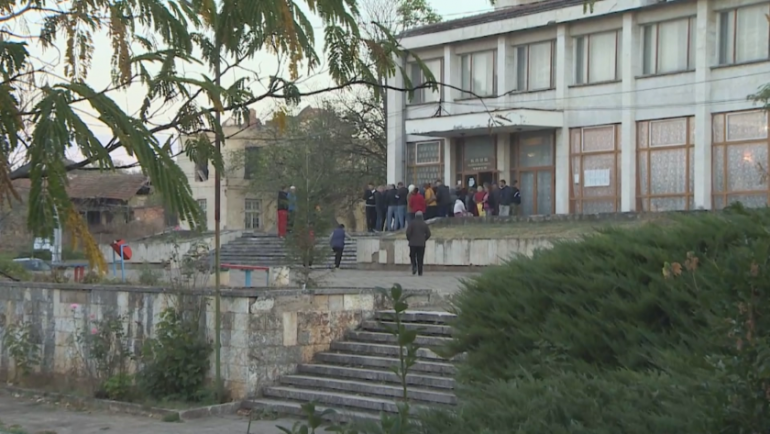 Избирателите в Чирен блокираха входа на читалището. Снимка: БНТ